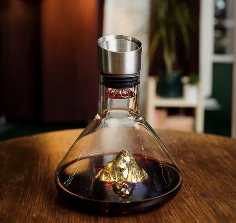 luxury gold decanter for red wine with mountain inside