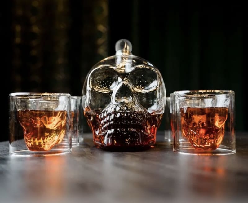 Skull Whiskey decanter with 3D glasses in the shape of a skull